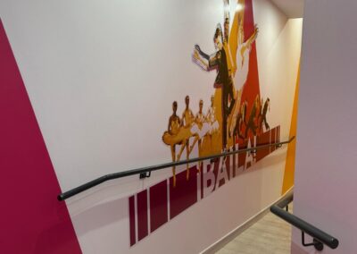 Pasillo rampa con logo Baila