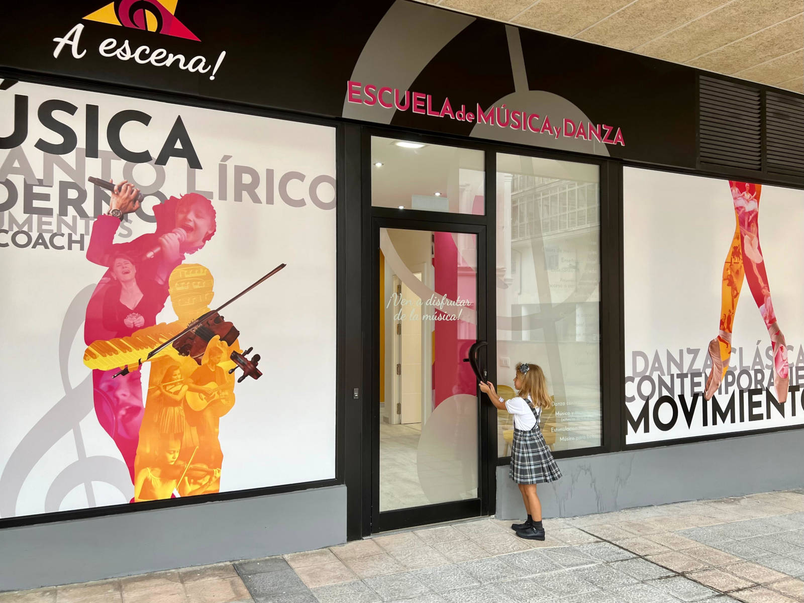Alumna de A Escena Escuela de Música y Danza en la entrada